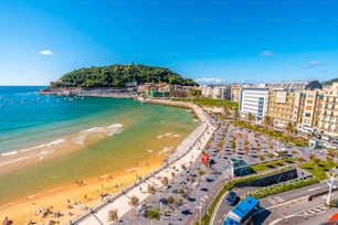 Luftaufnahme des schönen Strandes La Concha in der Stadt San Sebastián im Sommer, Gipuzkoa. Spanien