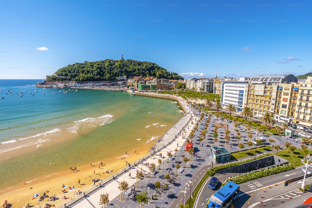 Veduta aerea della bellissima spiaggia di La Concha nella città di San Sebastián in estate, Gipuzkoa. Spagna