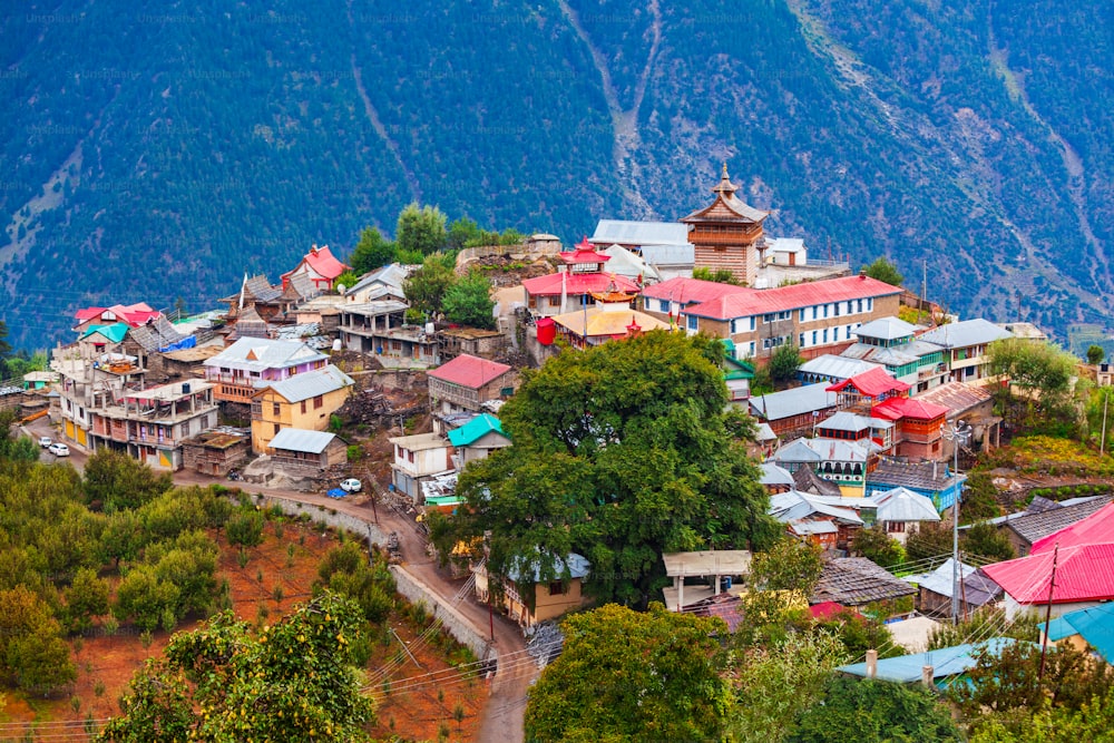 칼파(Kalpa)와 키나우르 카일라쉬(Kinnaur Kailash) 산의 공중 전경. Kalpa는 인도 히마찰프라데시주 Sutlej 강 계곡에 있는 작은 마을입니다