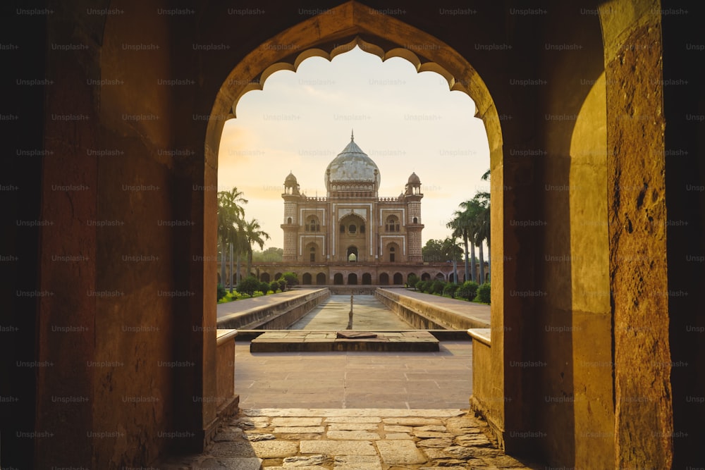 Safdarjungs Grab, ein Mausoleum in Delhi, Indien. Blick vom Eingang