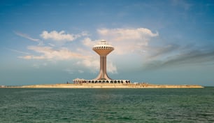 A Torre de Água Al Khobar tem oito andares a uma altura de 90 metros, e um restaurante com vista para a cidade.