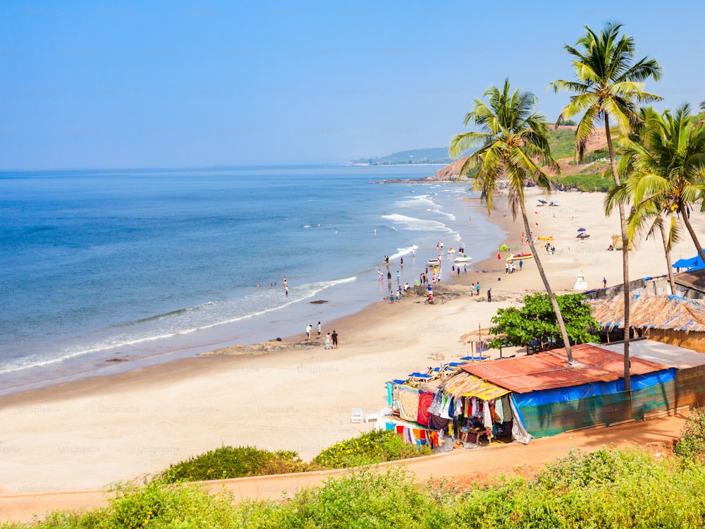 Vagator oder Ozran Beach Panoramablick aus der Luft im Norden von Goa, Indien