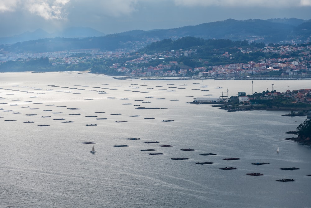Fermes de moules (bateas) dans l’estuaire de la Ria de Vigo, avec la ville de Vigo en arrière-plan.