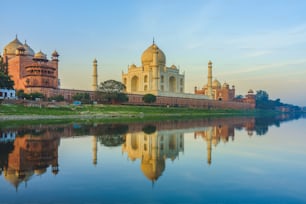 Site du patrimoine mondial de l’Unesco, Taj Mahal au bord de la rivière Yamuna à Agra, Inde