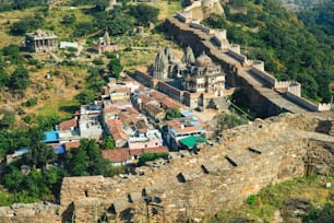 Vue aérienne d’une partie du mur de Kumbhalgarh au Rajasthan, en Inde