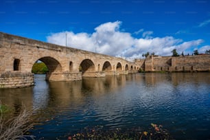 Puente Romano, die römische Brücke in Mérida, Extremadura, Spanien. Es ist die längste erhaltene römische Brücke über den Fluss Guadiana in Mérida. Im Hintergrund sehen wir die Alcazaba.