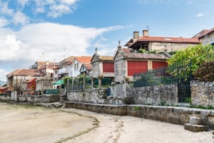 Maré baixa na bem preservada aldeia de Combarro em Ponteveda, Espanha, famosa por seus cruceiros de pedra (calvários) e horreos (celeiros elevados).