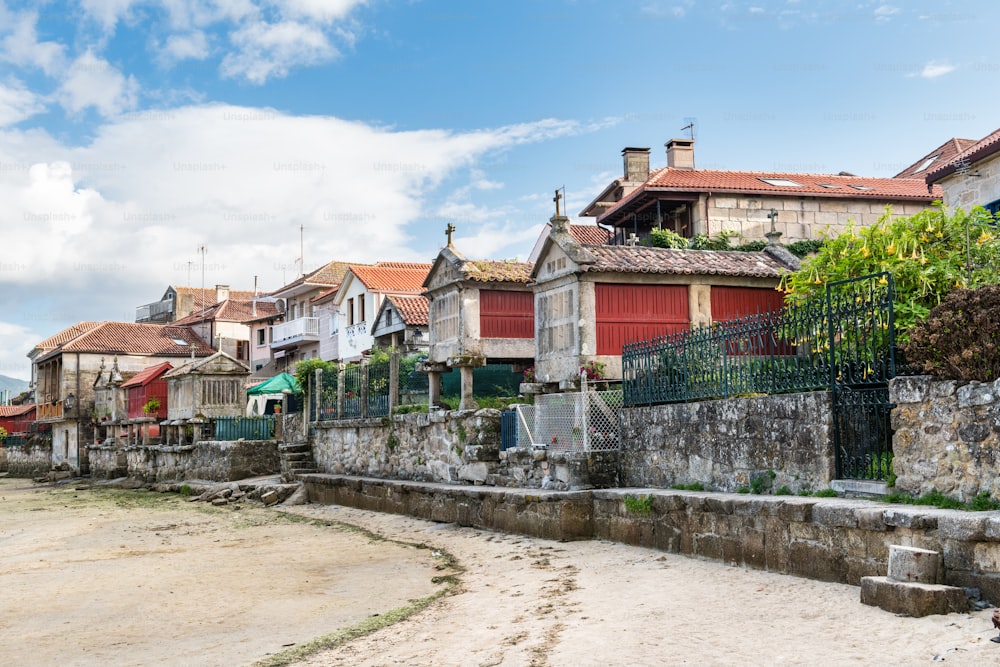Marea baja en el bien conservado pueblo de Combarro en Ponteveda, España, famoso por sus cruceiros de piedra (calvarios) y hórreos (hórreos elevados).