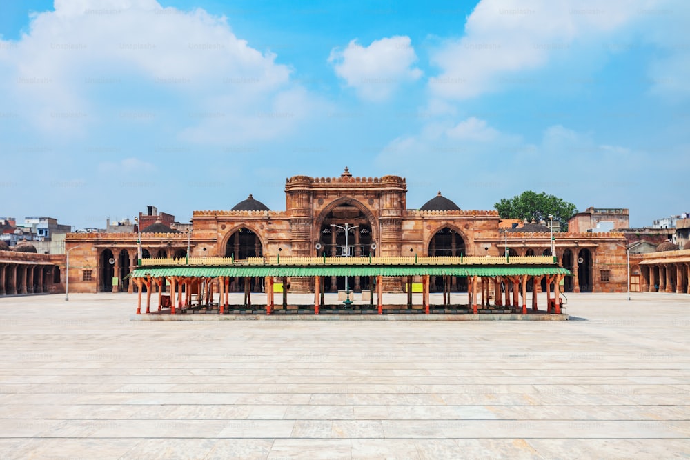 Die Jama Masjid oder Jumah-Moschee ist eine Hauptmoschee in der Stadt Ahmedabad im indischen Bundesstaat Gujarat