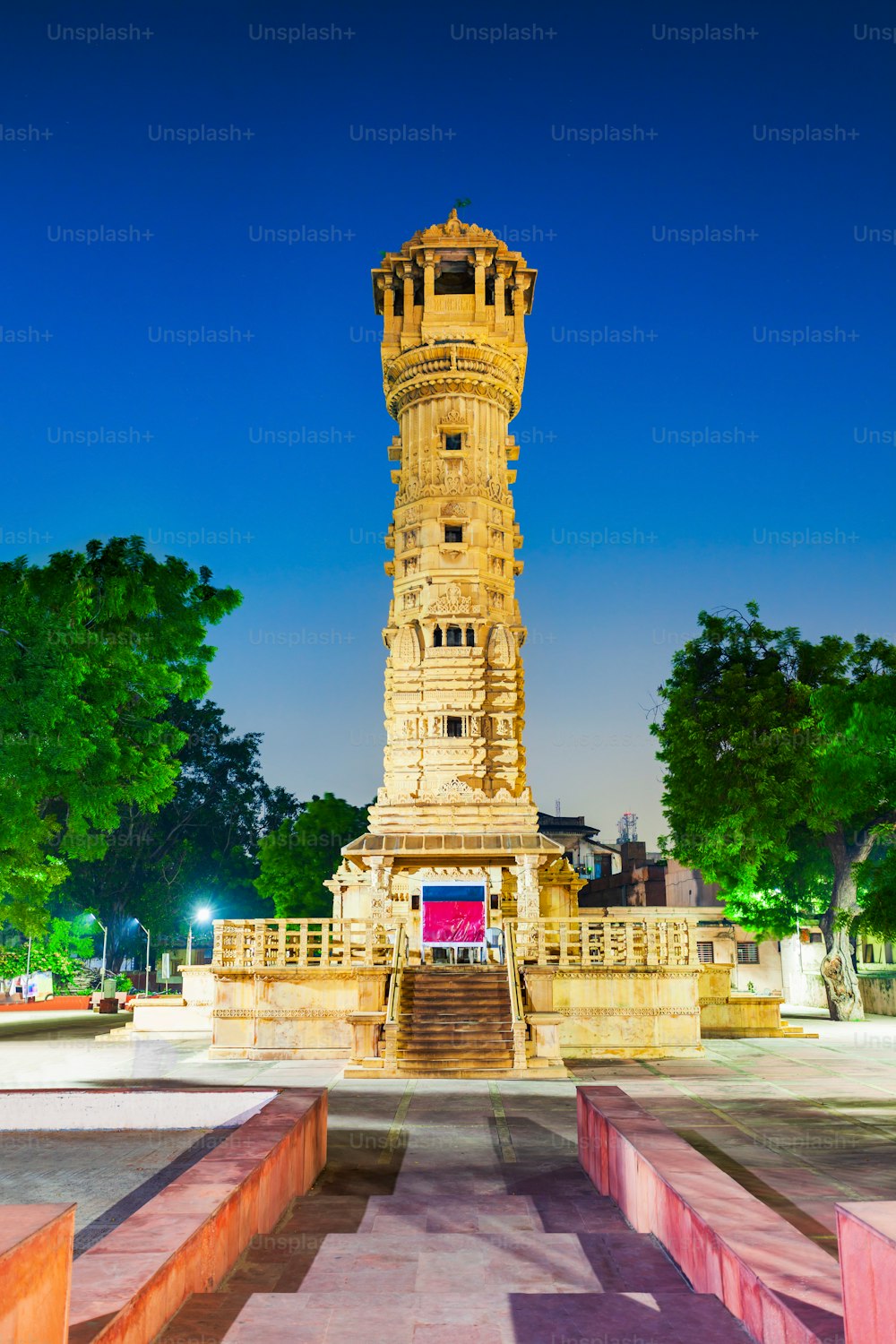La tour Kirti Stambh au temple Hutheesing, le temple jaïn le plus connu de la ville d’Ahmedabad, dans l’État du Gujarat, en Inde.
