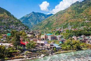 Rio de Beas perto da paisagem panorâmica aérea da cidade de Kullu, vale de Kullu no estado de Himachal Pradesh, na Índia