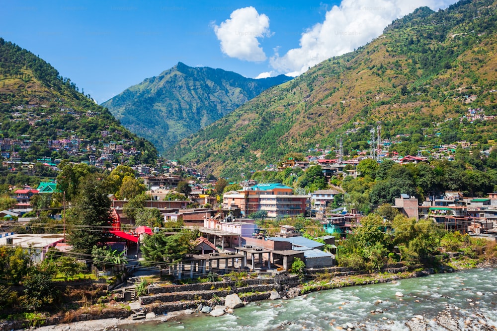 쿨루 (Kullu) 마을 근처의 베스 강 (Beas river) 공중 파노라마 풍경, 인도 히 마찰 프라데시 (Himachal Pradesh)주의 쿨루 계곡