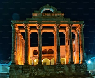 Le temple romain de Diane à Mérida illuminé la nuit, province de Badajoz, Estrémadure en Espagne.