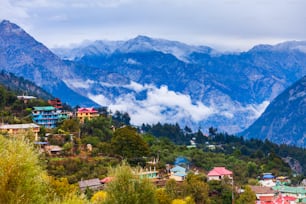 Panoramablick auf die Berge Kalpa und Kinnaur Kailash. Kalpa ist eine kleine Stadt im Sutlej-Flusstal in Himachal Pradesh in Indien
