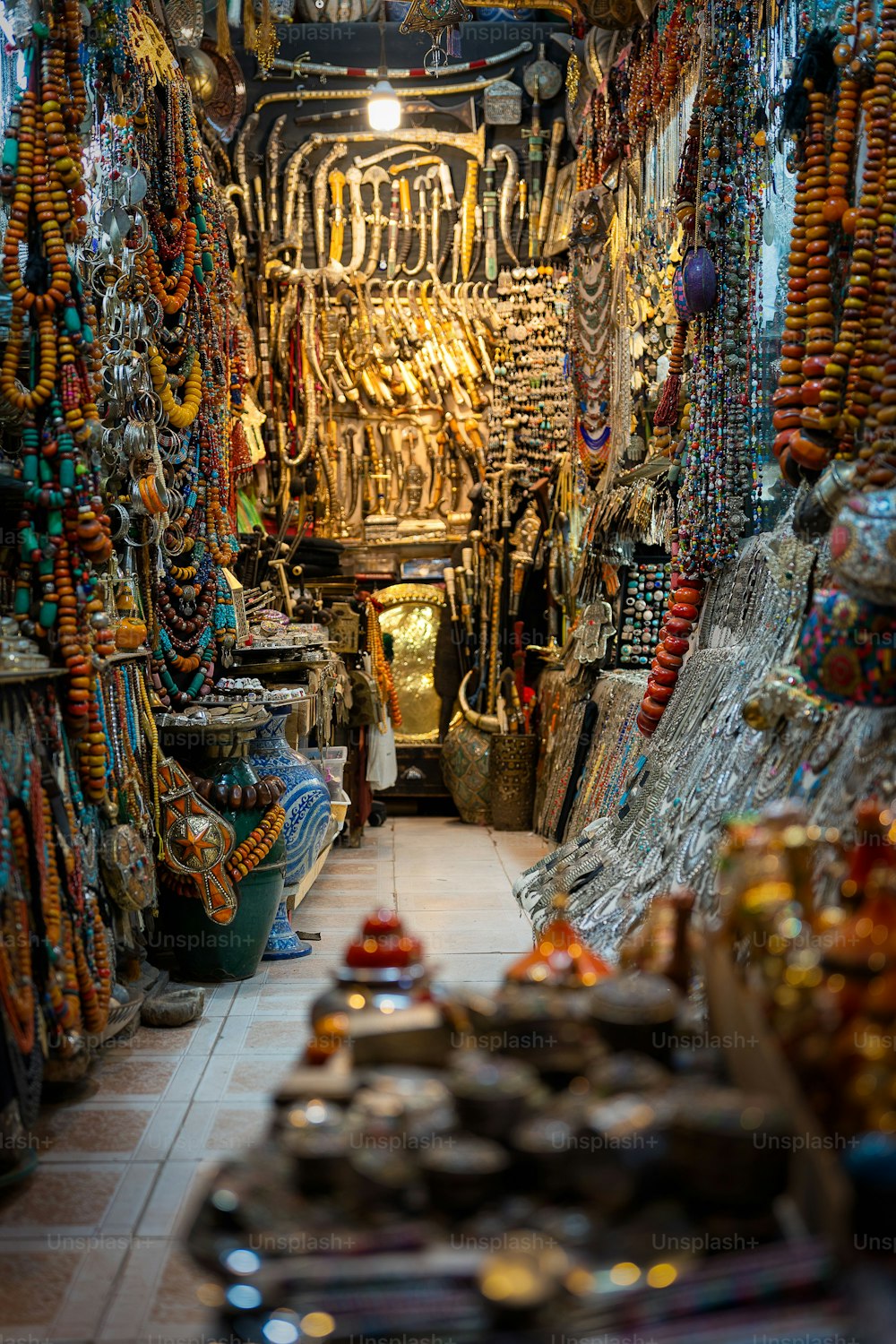 Uno scatto verticale di un negozio a Medina, Marrakech, Marocco