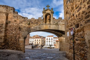 Arco de la Estrella, Arco da Estrela com vista para a praça principal de Cáceres na Estremadura, Espanha.