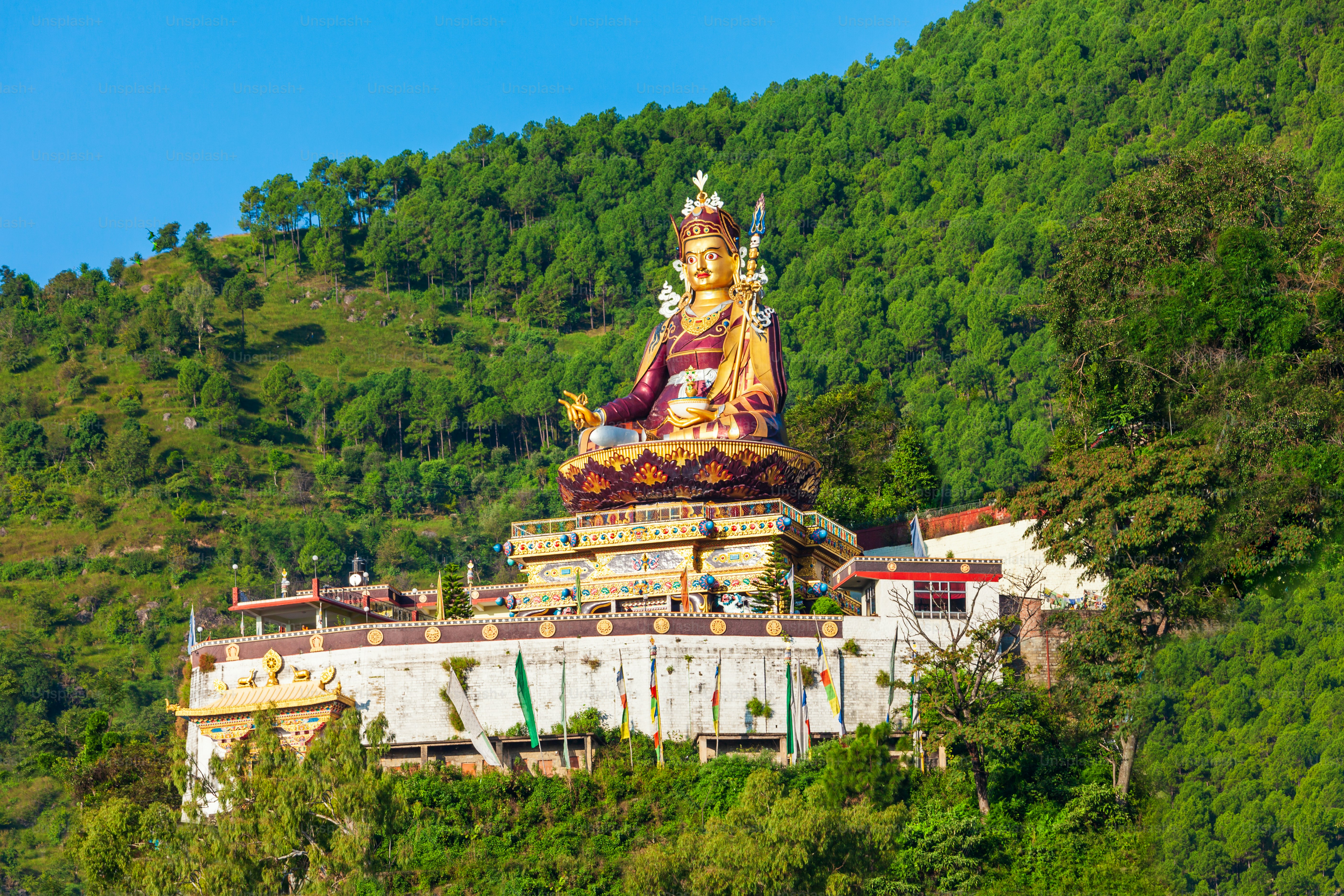 Estátua de Guru Padmasambhava ou Guru Rinpoche perto do templo de Buda Mahatma na cidade de Rewalsar, estado de Himachal Pradesh, na Índia