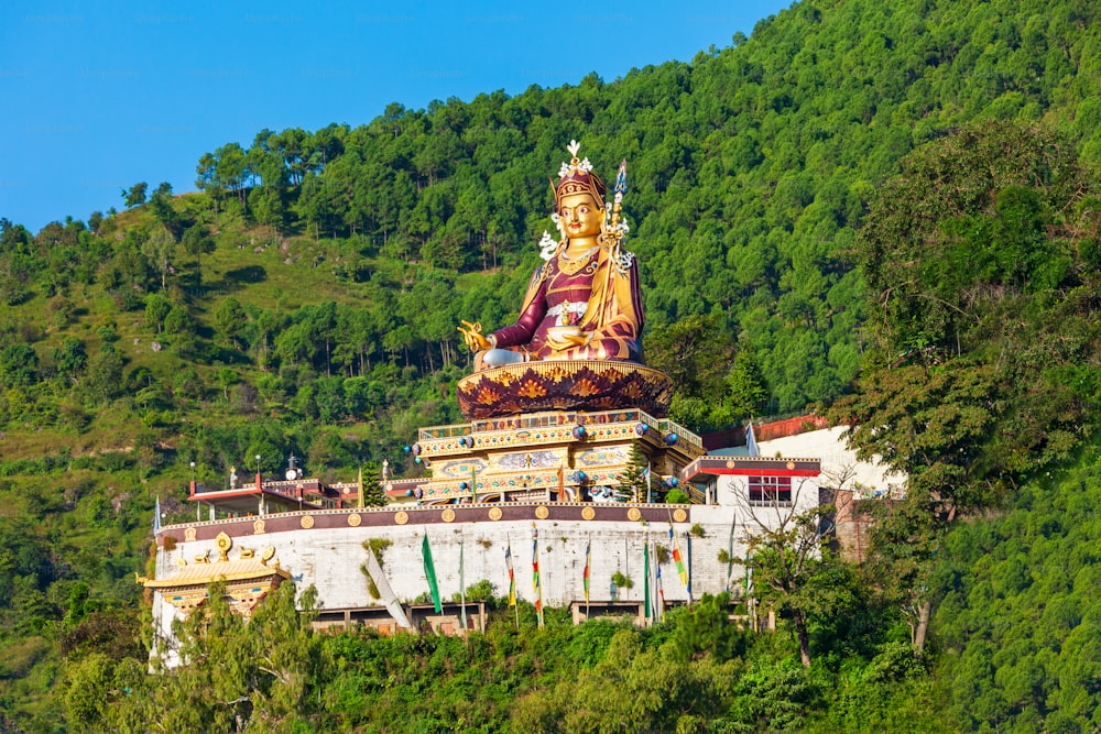 Statue de Guru Padmasambhava ou Guru Rinpoché près du temple du Mahatma Bouddha dans la ville de Rewalsar, dans l’État de l’Himachal Pradesh en Inde