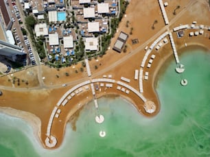 Ein Drohnenblick auf das Tote Meer und die Gebäude rund um den Strand