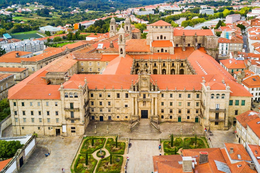 O Mosteiro de San Martino Pinario (Mosteiro de San Martin Pinario) vista aérea panorâmica na cidade de Santiago de Compostela na Galiza, Espanha