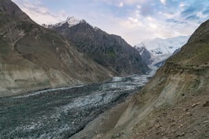 Une vue panoramique du glacier Hopper à Karimabad, route du Karakoram, Pakistan