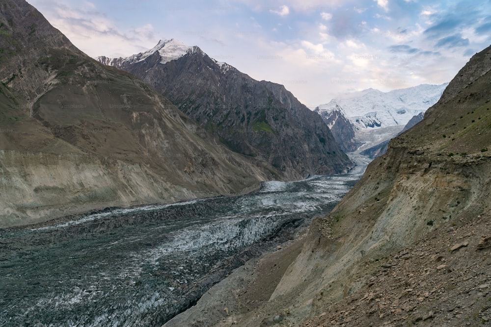 Ein malerischer Blick auf den Hopper-Gletscher in Karimabad, Karakorum-Autobahn, Pakistan