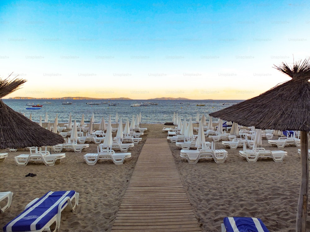 Uma praia mediterrânea vazia no sul da França com espreguiçadeiras
