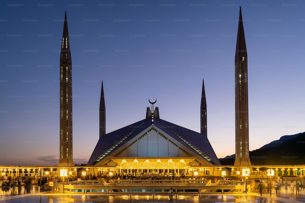 해질녘 파키스탄 이슬라마바드에 있는 샤 파이살 마스지드 모스크의 아름다운 장면