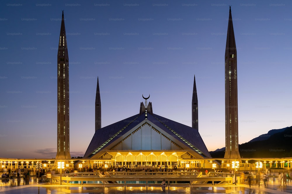 a beautiful shot of the Shah Faisal Masjid Mosque in Islamabad, Pakistan at sunset