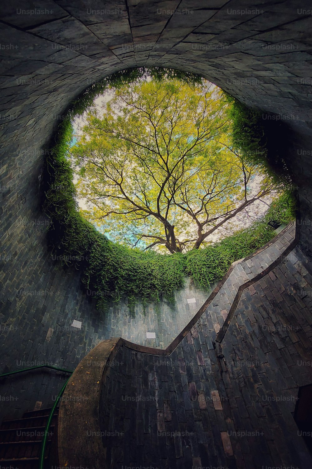 Reisen Sie in Singapur. Die Wendeltreppe der unterirdischen Kreuzung im Tunnel im Fort Canning Park, Singapur. Singapur ist die beliebteste Reisestadt.