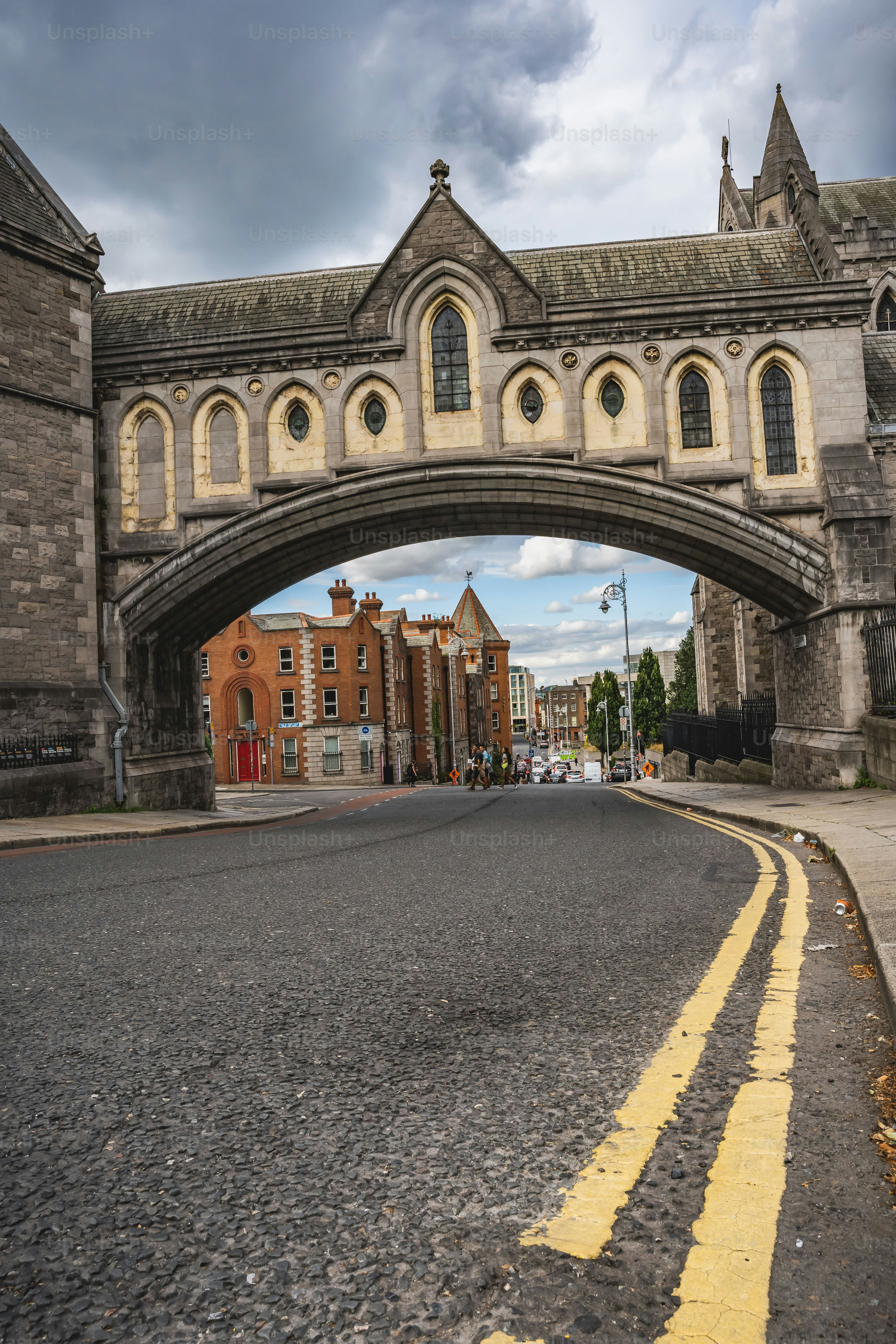 Pemandangan udara jalan yang dikelilingi oleh bangunan di Dublin