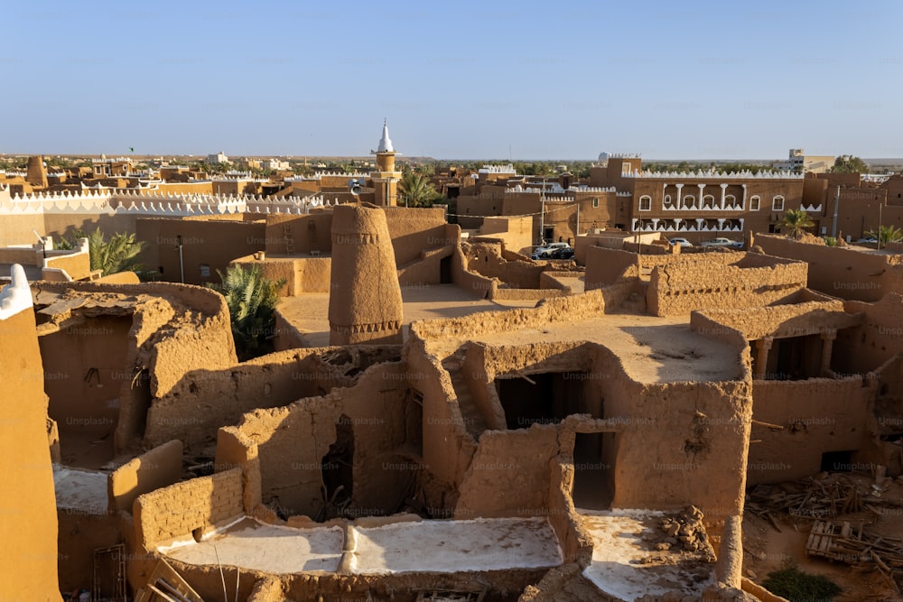 Das Ushaiqer Heritage Village ist ein erhaltenes Beispiel der traditionellen arabischen Lehmziegelarchitektur und ein beliebtes Touristenziel.