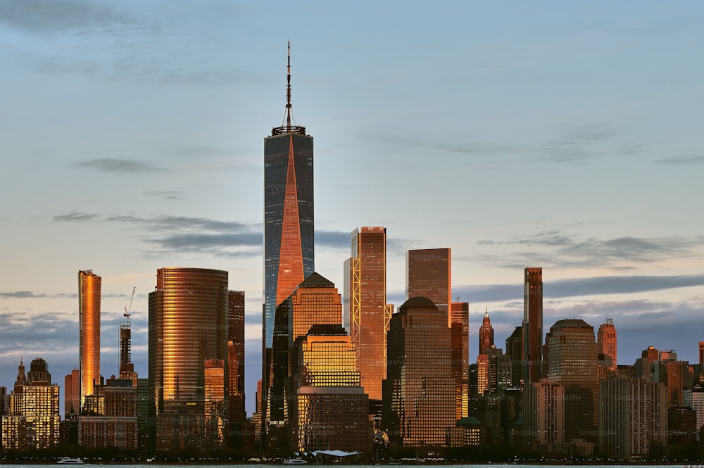 Die Skyline von New York City in Manhattan Downtown von der anderen Seite des Hudson River bei Sonnenuntergang, USA