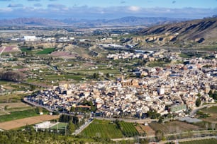 スペイン、ムル��シア地方のシエサにあるラビルヘンデルブエンスセソサンクチュアリの有名な十字架で、シエサの町を見下ろす