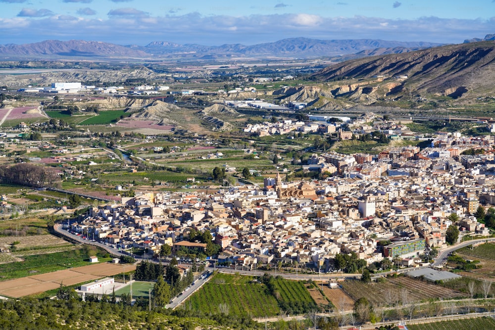 Famosa cruz en el Santuario de la Virgen del Buen Suceso en Cieza en la región de Murcia, España con vista sobre la ciudad de Cieza