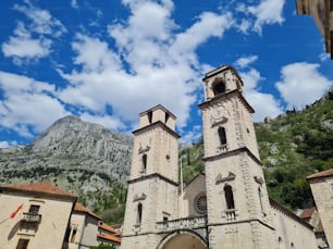 Un colpo dal basso della cattedrale di Katedrala Svetog Tripuna sullo sfondo blu del cielo nuvoloso a Kotor, Montenegro