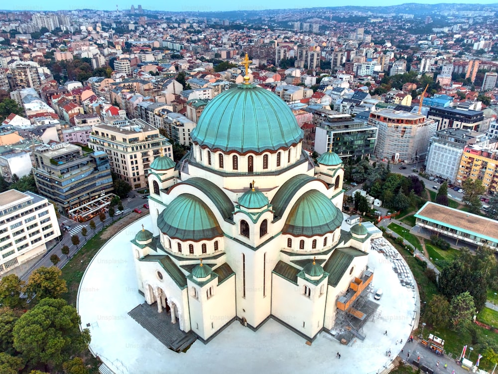 セルビア、ベオグラードの聖サヴァの壮大な最大の正教会寺院 hram Svetog ヴラカルベオグラードの景色を眺めながら保存