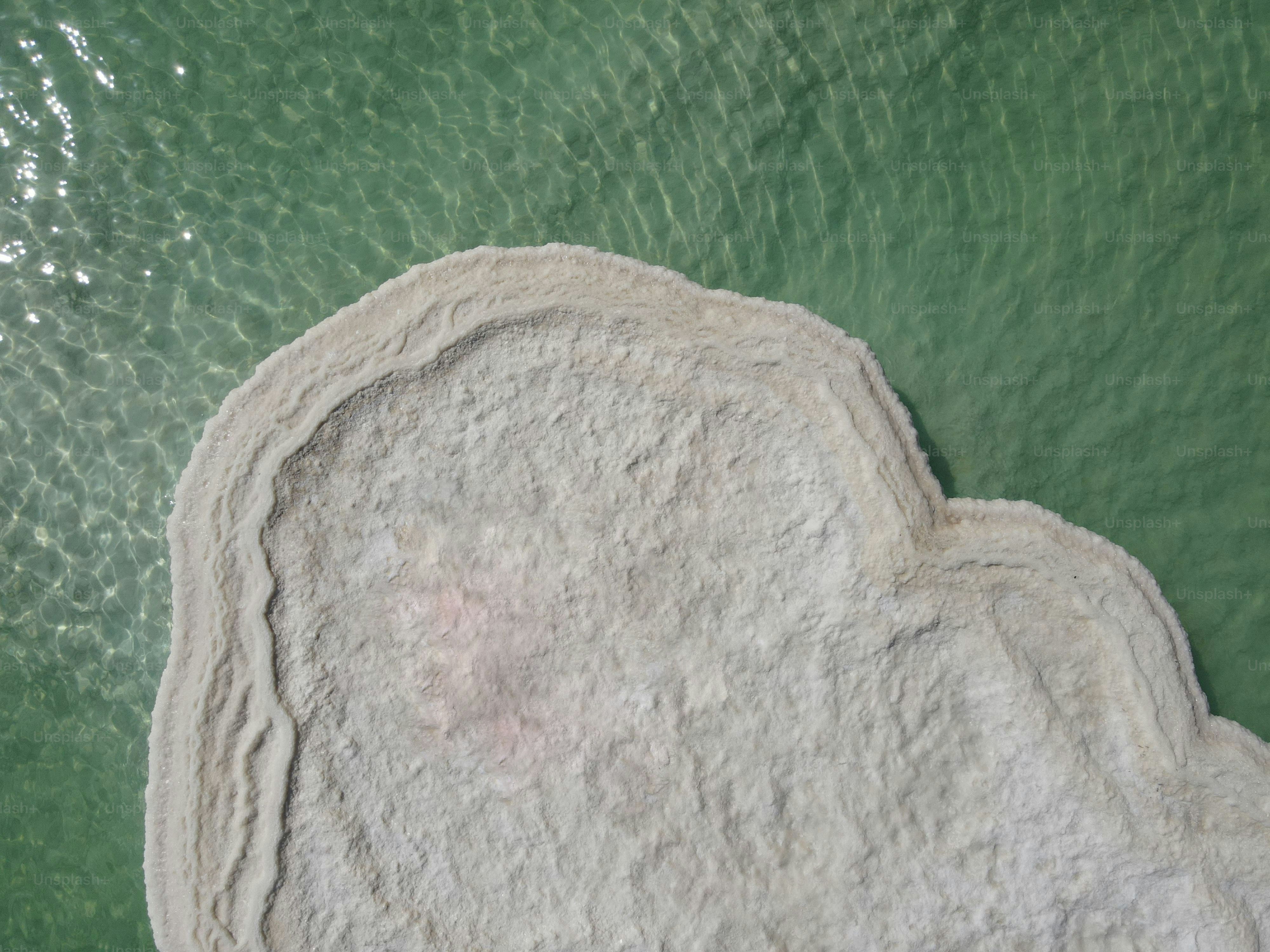 Une vue aérienne d’une île salée flottant au-dessus de la mer Morte par une journée ensoleillée