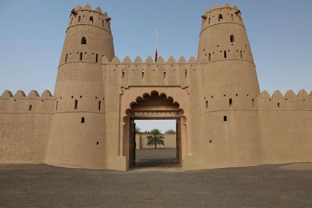 O portão da fortaleza do Forte Al Jahili em Al Ain, Emirados Árabes Unidos