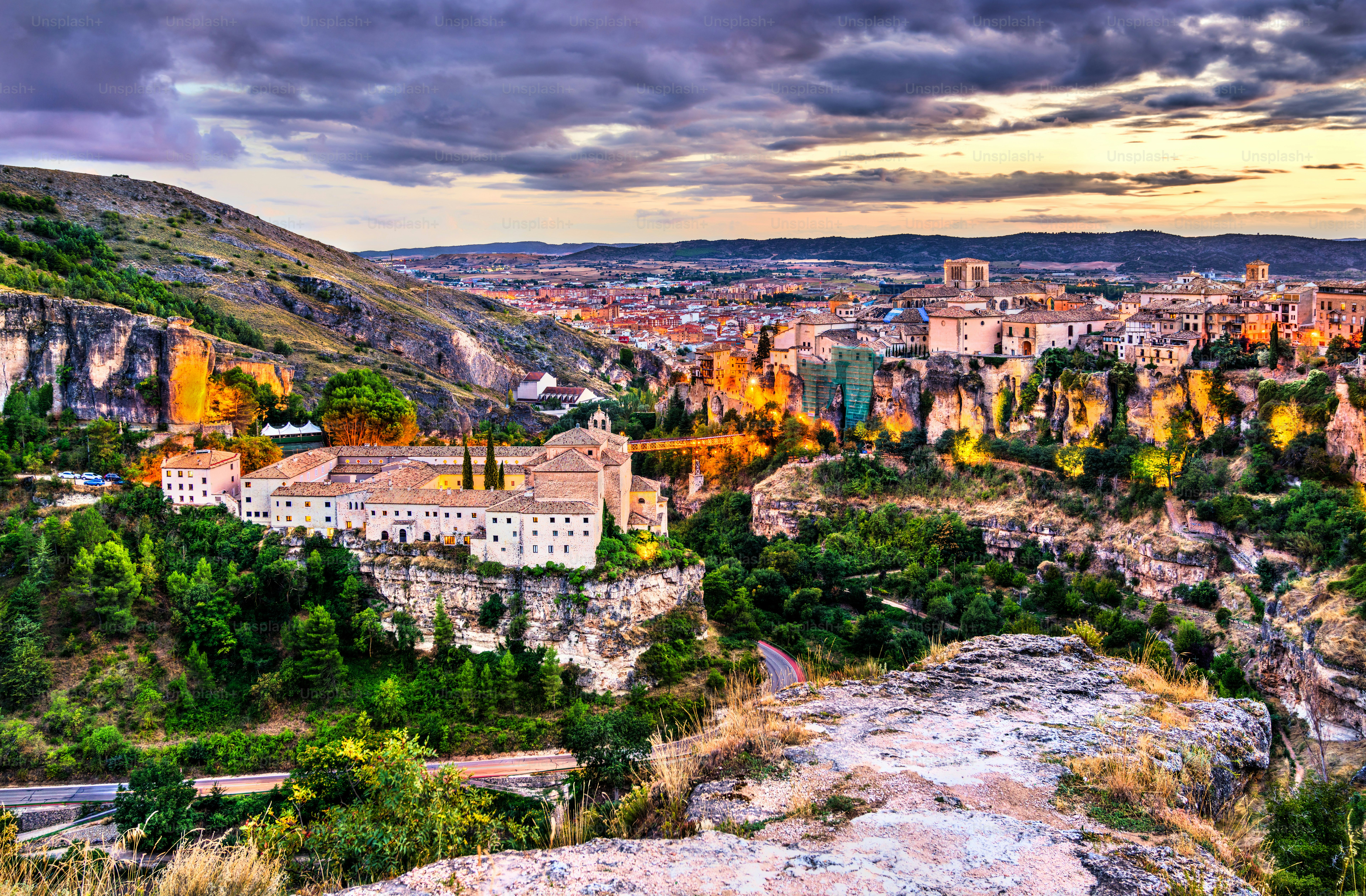 Paisaje urbano de Cuenca al atardecer en Castilla - La Mancha, España