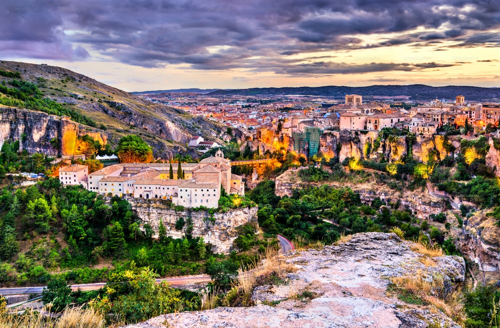 카스티야의 해질녘 쿠엥카의 도시 풍경 - 스페인 라만차