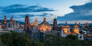 Ein Panoramablick auf die Kirchenkuppeln von San Miguel de Allende, Mexiko in der Dämmerung