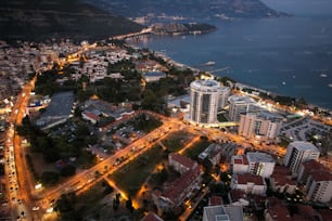 La veduta aerea del mare e degli edifici della città sulla riva. Budva, Montenegro.