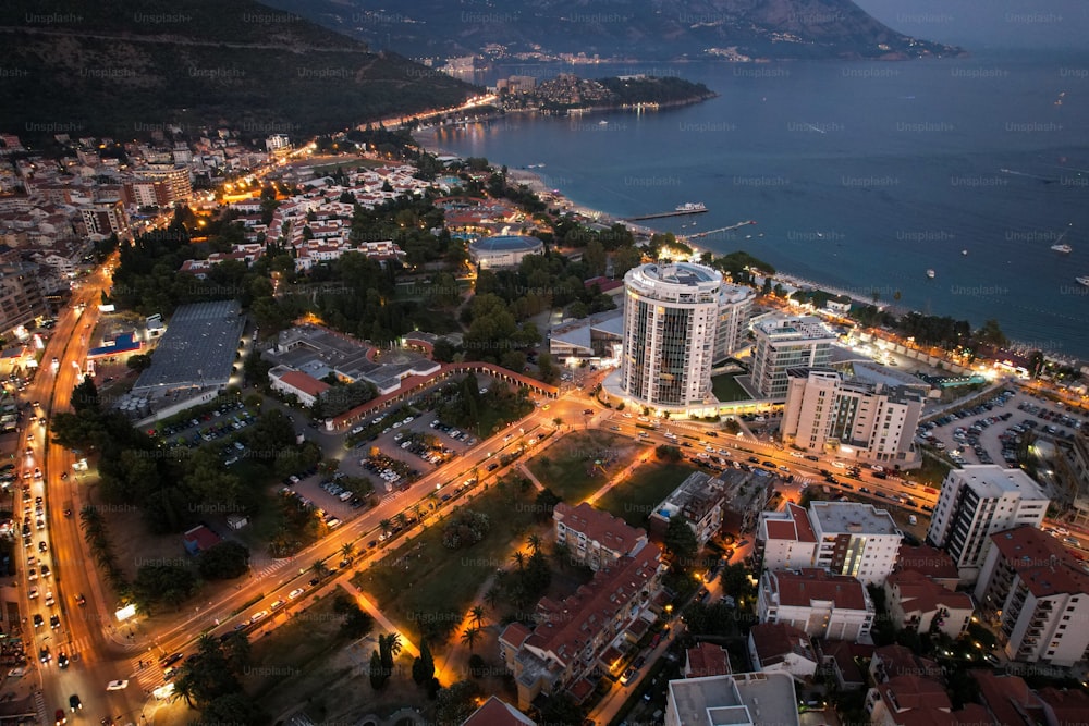 La veduta aerea del mare e degli edifici della città sulla riva. Budva, Montenegro.