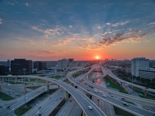 Eine Drohnenaufnahme über dem High Five Interchange in Dallas, Texas, USA bei Sonnenuntergang