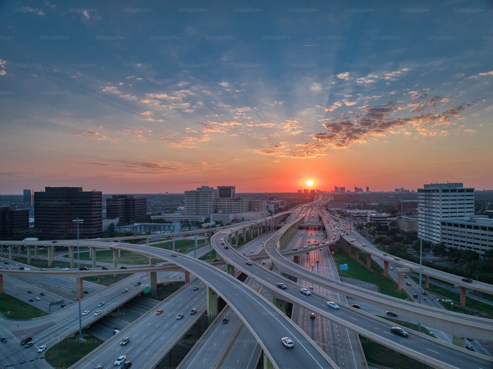 Un drone filmé au-dessus de l’échangeur High Five à Dallas, au Texas, aux États-Unis, au coucher du soleil