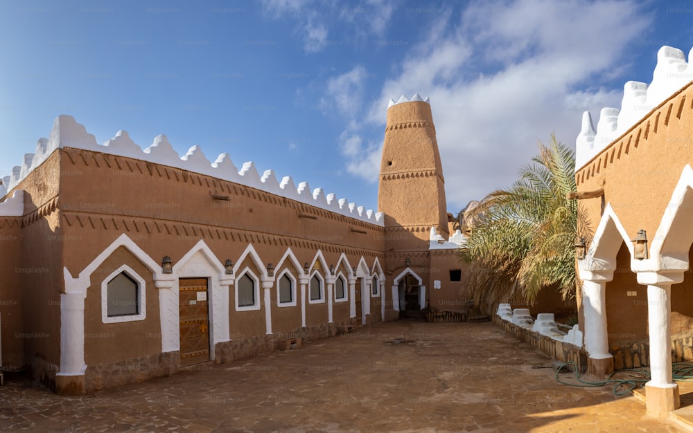 Mesquita histórica de tijolos de barro em Ushaiqer Heritage Village