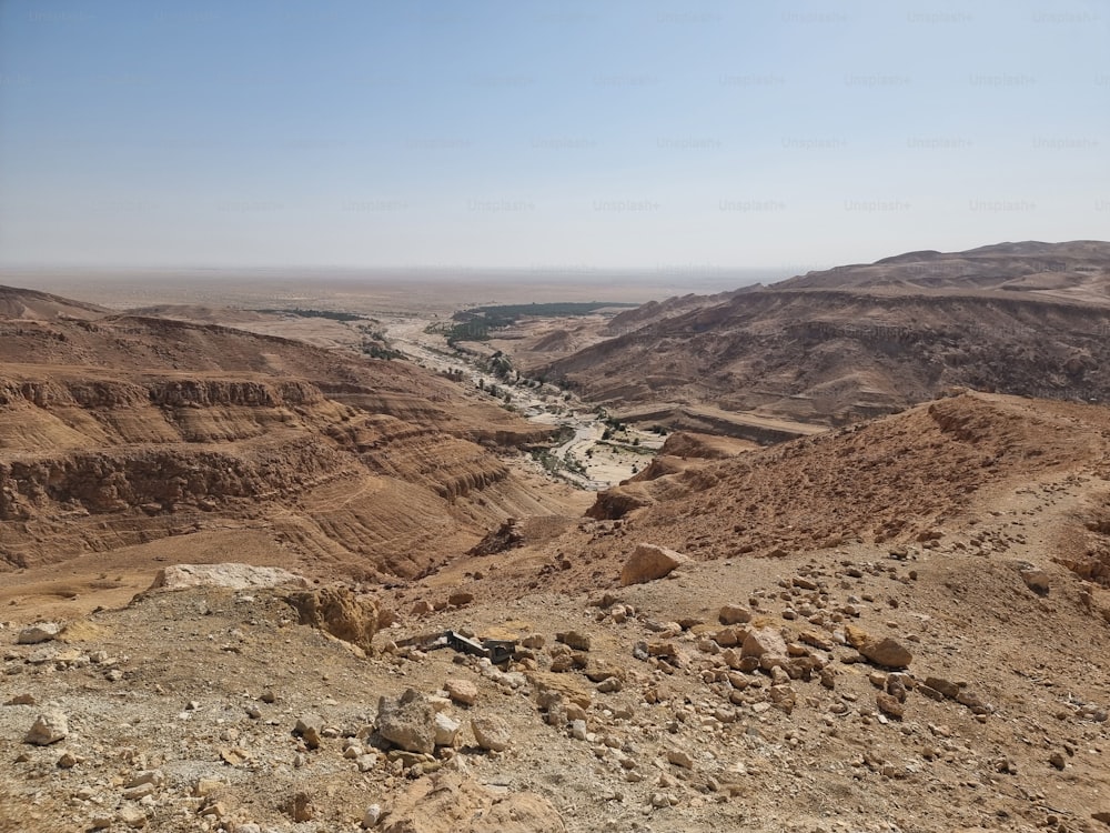 Uma vista aérea de colinas marrons secas rurais em Tunes