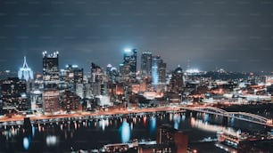 Un horizonte de Pittsburgh iluminado por la noche