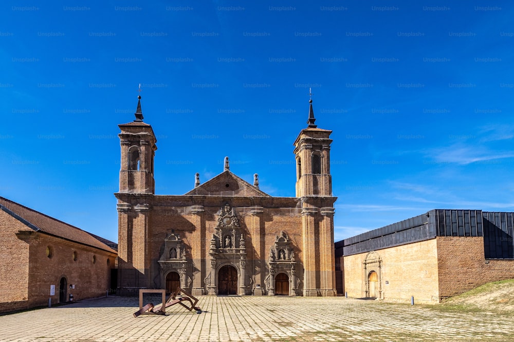 O novo Mosteiro Real de San Juan De La Pena perto de Jaca. Huesca, Aragão. Espanha. 17º centruário.